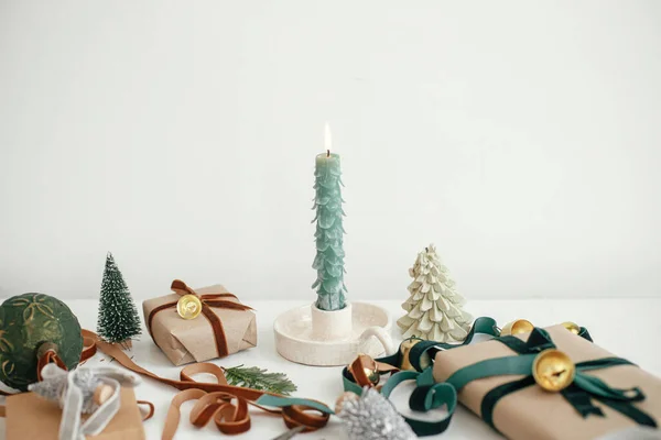 Stylish Christmas Gifts Modern Christmas Present Velvet Ribbons Tree Ornaments — Stock Photo, Image