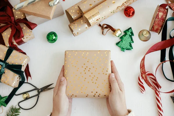 전통적 크리스마스 선물에 상자에 금으로 포장지 식품을 준비하는 크리스마스 대기권의 — 스톡 사진
