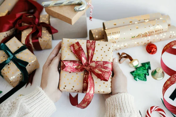 크리스마스 크리스마스 선물에 황금색 포장지 식품으로 현대의 상자를 준비하는 대기권의 — 스톡 사진