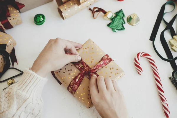 크리스마스 손으로 멋지게 크리스마스 선물을 포장하는 황금색 포장지 식품으로 현대의 — 스톡 사진