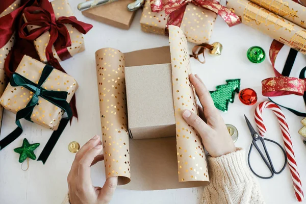 크리스마스 크리스마스 선물에 현대의 황금색 포장지 식품을 준비하는 대기권의 겨울철 — 스톡 사진