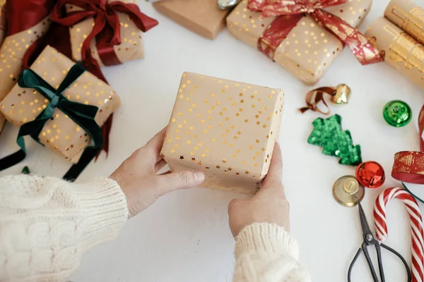 Manos Envolviendo Elegante Regalo Navidad Persona Preparando Una Moderna Caja —  Fotos de Stock