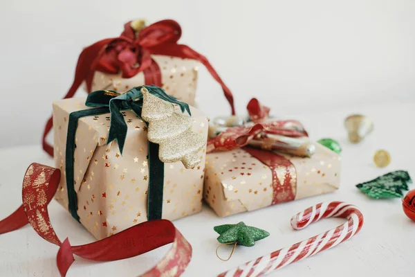 Merry Christmas Happy Holidays Stylish Christmas Gifts Modern Wrapped Christmas — Φωτογραφία Αρχείου