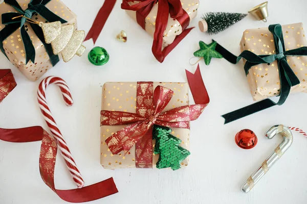 Stylish Christmas Gifts Flat Lay Modern Wrapped Christmas Gift Boxes — Stock Photo, Image