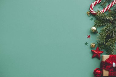 Mutlu Noeller! Noel yatağı. Şık Noel süslemeleri, konfetiler, yeşil arka planda köknar dalları. Mevsimler tebrik kartı şablonu, metin için boşluk. İyi tatiller.!