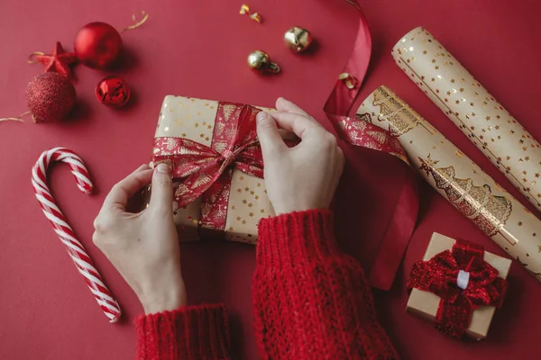 크리스마스 전통적 크리스마스 황금색 포장지 장식을 배경에 — 스톡 사진