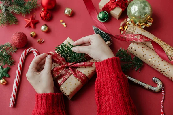Mãos Suéter Embrulhando Presente Natal Elegante Papel Dourado Fita Decorações — Fotografia de Stock