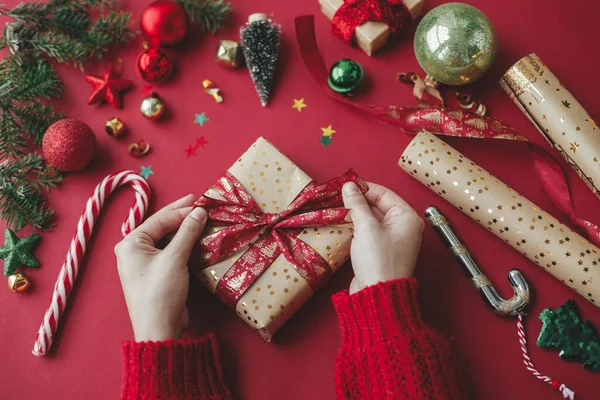 크리스마스 랩이야 전통적 크리스마스 황금색 포장지 장식을 배경에 — 스톡 사진