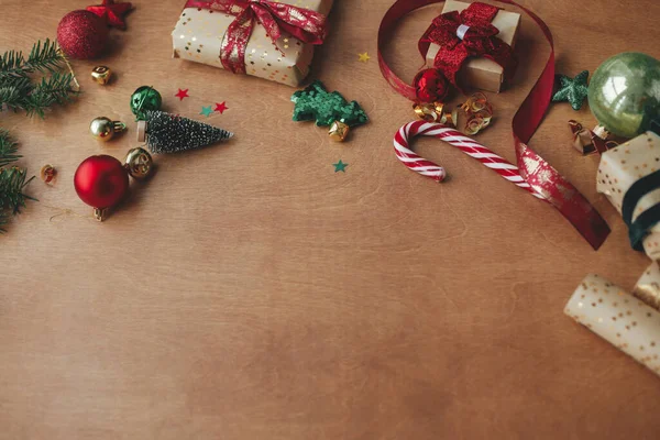 Kerst Frame Samenstelling Stijlvol Kerstcadeau Rood Lint Feestelijke Decoraties Rustieke — Stockfoto