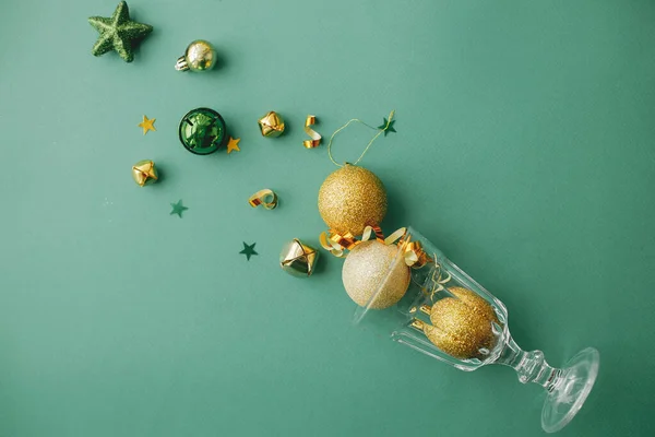 Πρωτοχρονιάτικη Ιδέα Κομψό Χριστουγεννιάτικο Χρυσό Στολίδια Και Κομφετί Ρίχνει Από — Φωτογραφία Αρχείου