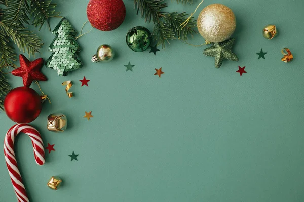 Feliz Natal Deitado Natal Decorações Festivas Natal Elegantes Confetes Ramos — Fotografia de Stock