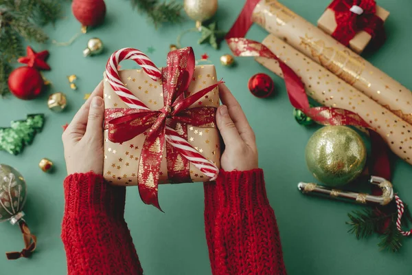크리스마스 홀리데이 손에는 화려하게 포장된 크리스마스 선물을 장식으로 계절의 — 스톡 사진