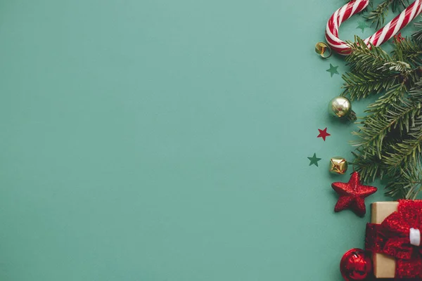 Feliz Navidad Piso Navidad Elegantes Decoraciones Navideñas Festivas Confeti Ramas —  Fotos de Stock