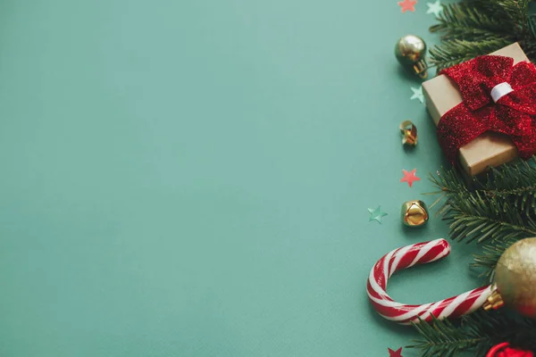 現代のクリスマスの旗 お祝いの装飾 コンフェッティ モミの枝 緑の背景の贈り物とスタイリッシュなクリスマスの境界線 メリークリスマス 季節ごあいさつカードテンプレート テキスト用スペース — ストック写真