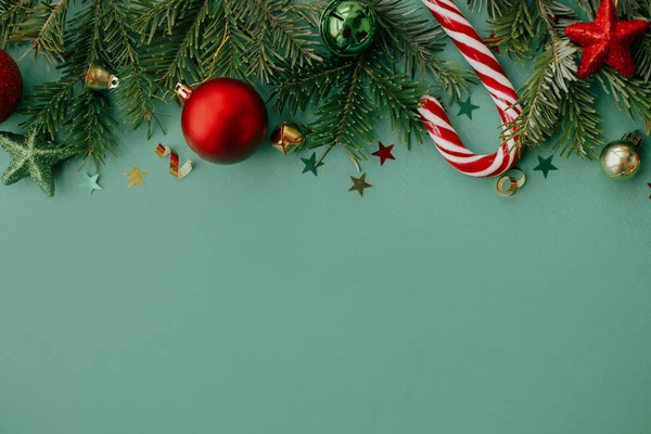 Piso Navidad Elegantes Decoraciones Navideñas Festivas Confeti Ramas Abeto Sobre —  Fotos de Stock