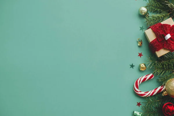 圣诞快乐 花哨的圣诞节与节日装饰 冷杉枝条的绿色背景 圣诞节平躺在床上节日问候卡片模板 文字空间 — 图库照片