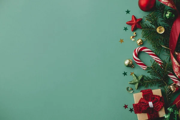 Piso Navidad Elegante Borde Navidad Con Decoraciones Festivas Confeti Regalo —  Fotos de Stock