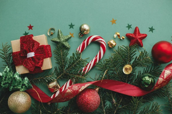 Modernes Weihnachtsbanner Stilvolle Weihnachtsbordüre Mit Festlichem Schmuck Konfetti Tannenzweigen Geschenk — Stockfoto