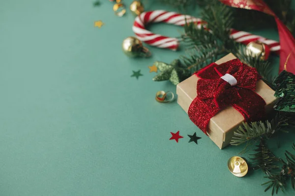 メリークリスマス 現代のクリスマスの旗 お祝いの装飾 コンフェッティ モミの枝 緑の背景の贈り物とスタイリッシュなクリスマスの境界線 季節ごあいさつカードテンプレート テキスト用スペース — ストック写真