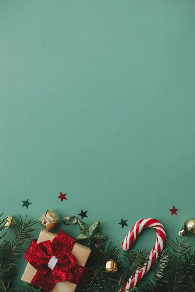 Deitado Natal Fronteira Natal Elegante Com Decorações Festivas Confete Presente — Fotografia de Stock