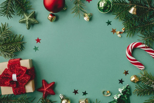 圣诞快乐 风格别致的圣诞节平铺着喜庆的装饰品 意大利面 绿色背景的冷杉枝条 现代圣诞框架 节日问候卡片模板 文字空间 — 图库照片