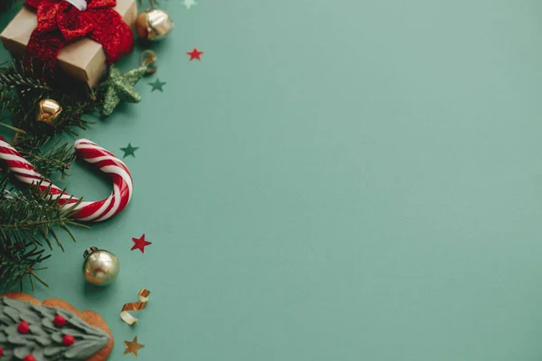 Vrolijk Kerstfeest Moderne Kerstspandoek Stijlvolle Kerstrand Met Feestelijke Decoraties Confetti — Stockfoto