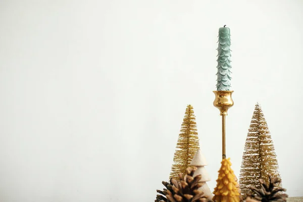 Decoración Mesa Navidad Elegantes Árboles Oro Navidad Velas Doradas Contra — Foto de Stock