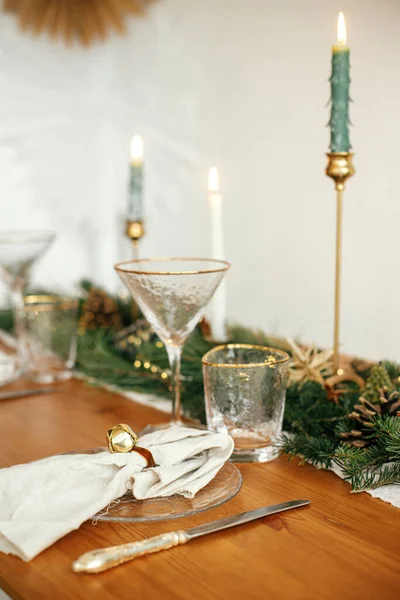 Weihnachtstisch Gedeckt Leinenserviette Mit Glocke Auf Teller Vintage Besteck Gläsern — Stockfoto
