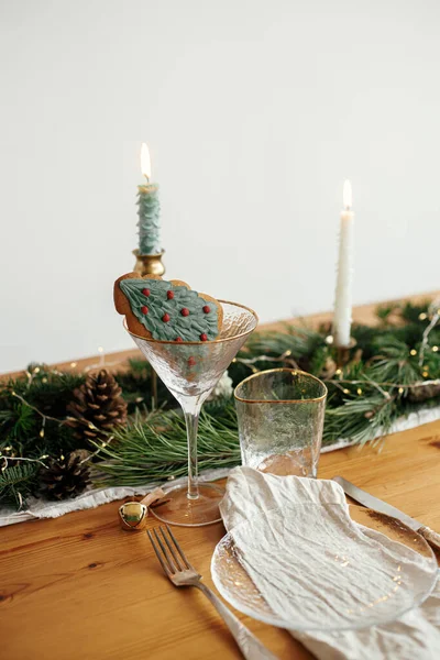 Stylish Christmas Table Setting Christmas Tree Cookie Wineglass Plate Linen — Stock Photo, Image