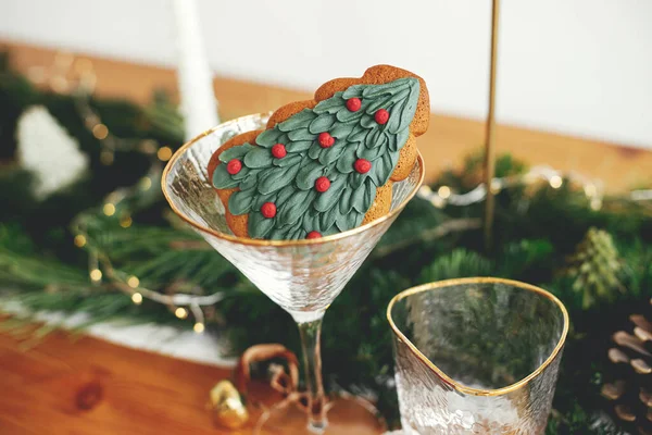 Stilvolle Weihnachtliche Tischdekoration Weihnachtsbaum Plätzchen Weinglas Teller Mit Leinenserviette Vintage — Stockfoto