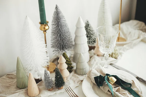 Mesa Navidad Elegante Servilleta Con Cinta Campana Plato Cubiertos Vintage —  Fotos de Stock