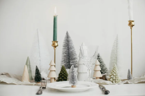 Ambiente Mesa Natal Elegante Árvore Natal Moderna Prato Talheres Vintage — Fotografia de Stock