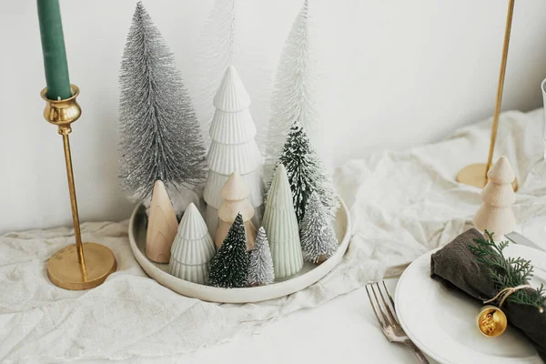Decoração Mesa Natal Árvores Natal Elegantes Prato Corredor Linho Velas — Fotografia de Stock
