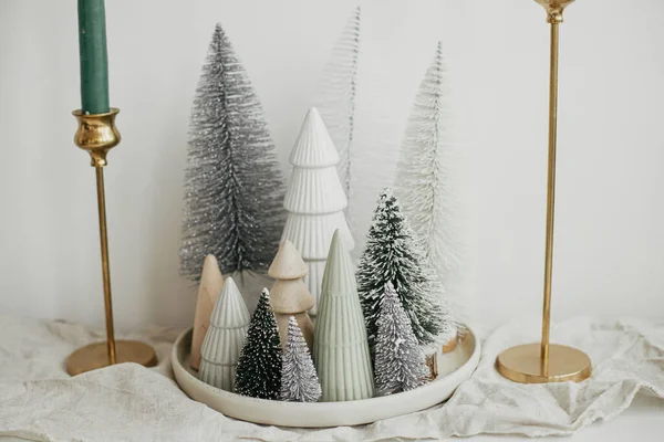 아름다운 크리스마스의 나무들 접시에 러너가 양초가 식탁에 있습니다 현대식흰 나무들 — 스톡 사진
