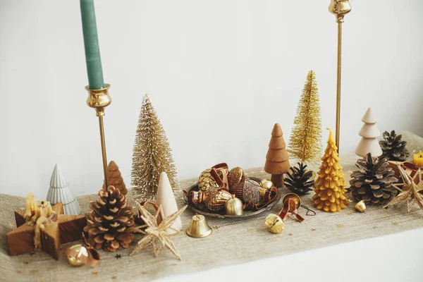 Árvores Douradas Natal Elegantes Corredor Com Estrelas Douradas Bugigangas Brilhantes — Fotografia de Stock