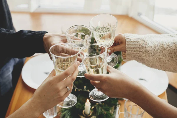 Festa Natale Mani Con Bicchieri Vino Tostatura Cliccando Sullo Sfondo — Foto Stock
