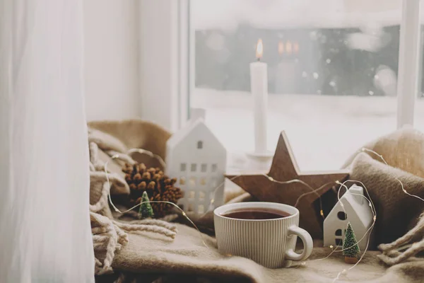 Meleg Csésze Tea Gyertyák Fények Kis Karácsonyi Ház Fából Készült — Stock Fotó