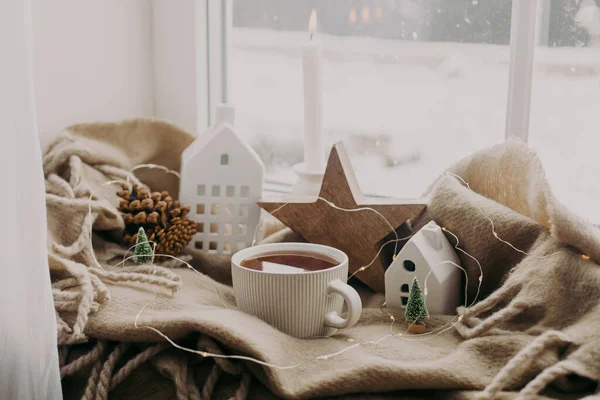 Уютный Дом Снежный День Чашка Горячего Чая Свечи Огни Рождественские — стоковое фото