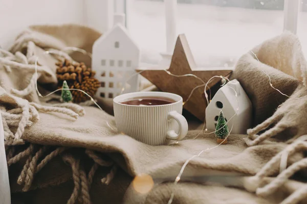 Winter Hygge Warme Tasse Tee Kerzen Lichter Kleine Weihnachtshäuser Und — Stockfoto
