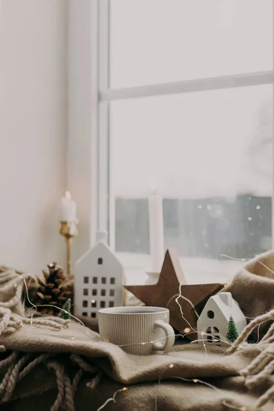 下雪天舒适地回家 一杯热茶 小圣诞节的房子和树 木制的星星在舒适的毛毯上的窗台上 冬天的土拨鼠大气丑闻和鸟类情绪 — 图库照片