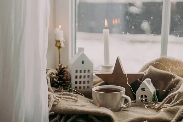 Meleg Csésze Tea Gyertyák Fények Kis Karácsonyi Ház Fából Készült — Stock Fotó