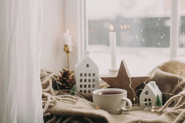 Winter Hygge Warme Kop Thee Kaarsen Lichtjes Kleine Kersthuisjes Bomen — Stockfoto