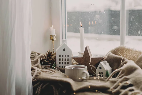 Winter Hygge Warme Tasse Tee Kerzen Lichter Kleine Weihnachtshäuser Und — Stockfoto