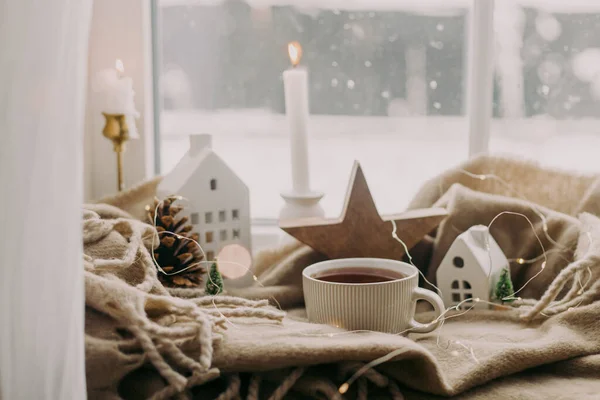 Зимова Гігієна Тепла Чашка Чаю Свічки Вогні Маленькі Різдвяні Будинки — стокове фото