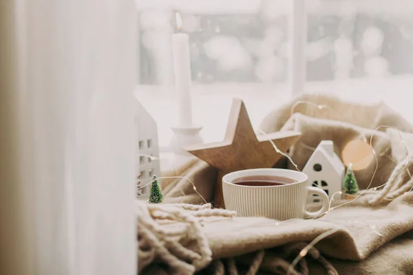 Téli Higiénia Meleg Csésze Tea Gyertyák Fények Kis Karácsonyi Házak — Stock Fotó
