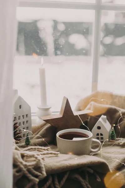 Xícara Quente Chá Velas Luzes Pequena Casa Natal Árvore Estrela — Fotografia de Stock