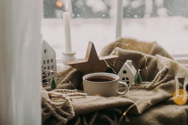 Sıcak Bir Fincan Çay Mumlar Işıklar Küçük Bir Noel Evi — Stok fotoğraf