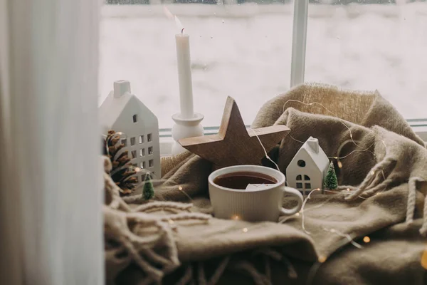 Kış Kızarıklığı Sıcak Bir Fincan Çay Mumlar Işıklar Küçük Noel — Stok fotoğraf