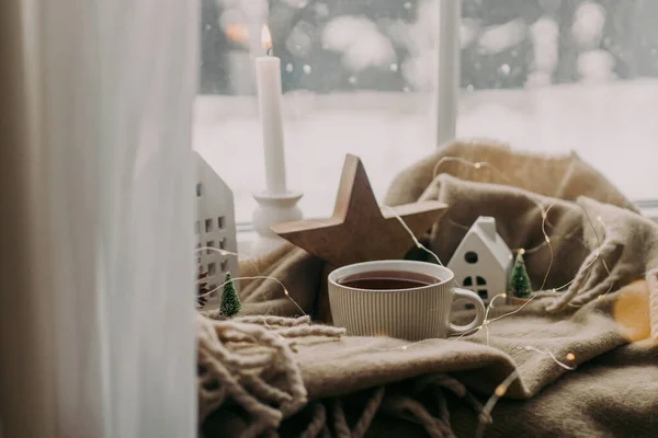 Karlı Bir Günde Sıcak Bir Sıcak Bir Fincan Çay Mumlar — Stok fotoğraf