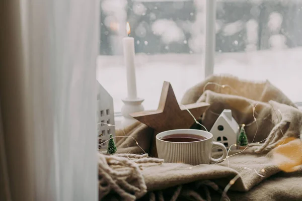 Χειμερινός Ύμνος Ζεστό Φλιτζάνι Τσάι Κεριά Φώτα Μικρά Χριστουγεννιάτικα Σπίτια — Φωτογραφία Αρχείου